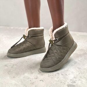 Malibu Women’s Little Dume Quilted Faux Fur Olive Boots Sz 6